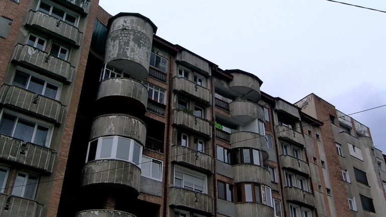 Blocuri moderne și facturi mai mici în Valea Jiului