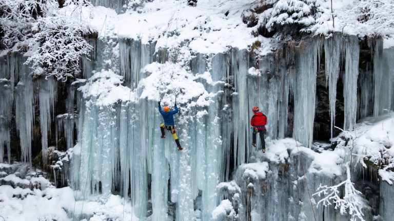 Ice climbing în Cheile Jiețului | Cățărare pe gheață spectaculoasă lângă Petrila